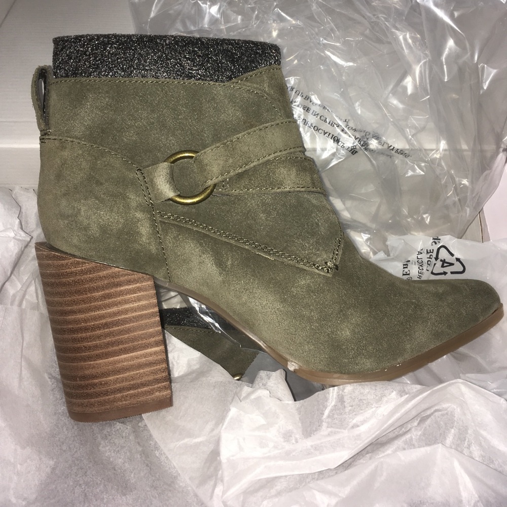 BNIB never worn, size 8 Nine West booties.
